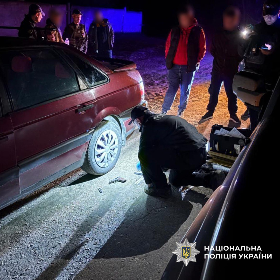 Погрожував пістолетом правоохоронцям серійний крадій у забитому боєприпасами таксі: Новини Харкова